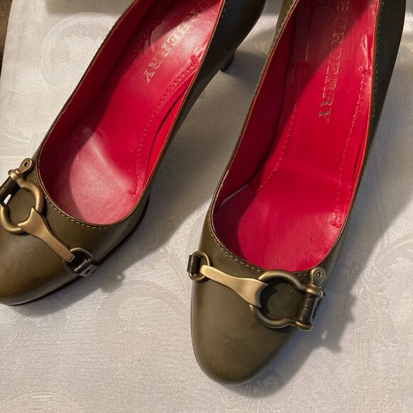 BURBERRY Authentic BURBERRY Classic Gold PROSUM Womens Pumps & BURBERRY Box - Picture 2 of 10